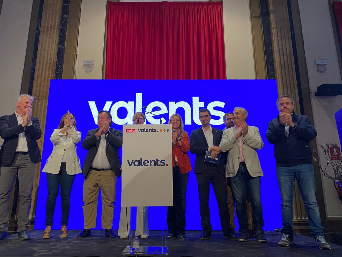 La candidata de Valents a la Alcaldía de Barcelona, Eva Parera, junto a miembros de la ejecutiva del partido en el acto central de campaña este sábado en la estación de França de Barcelona