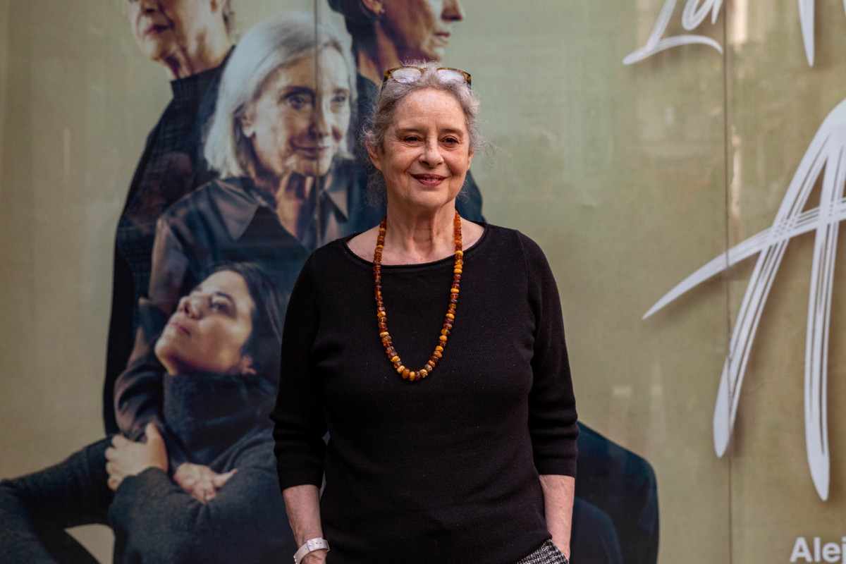 Archivo - La actriz Vicky Peña posa a su llegada a la presentación de la obra ‘La isla del aire’, en el Teatre Romea, a 23 de marzo de 2023, en Barcelona, Catalunya (España). La historia está 
