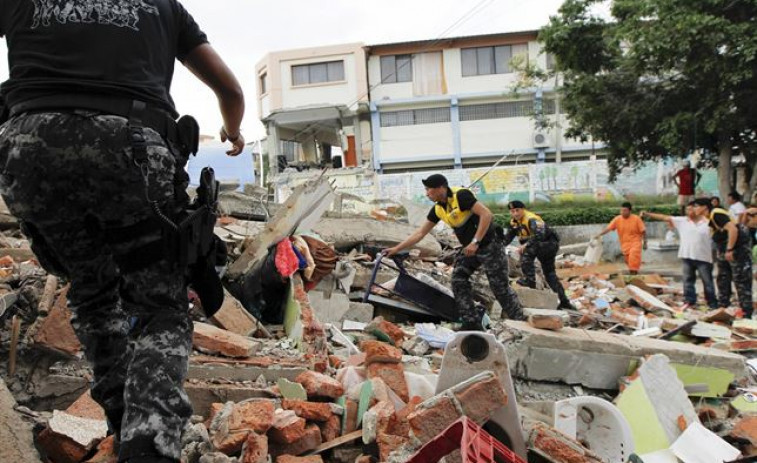 Se elevan a 413 la cifra de muertos por el terremoto en Ecuador