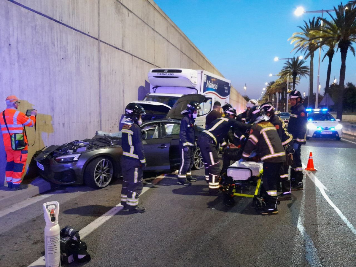 Dos heridos grave y dos afectados en un accidente entre dos vehículos en la ronda Litoral de Barcelona