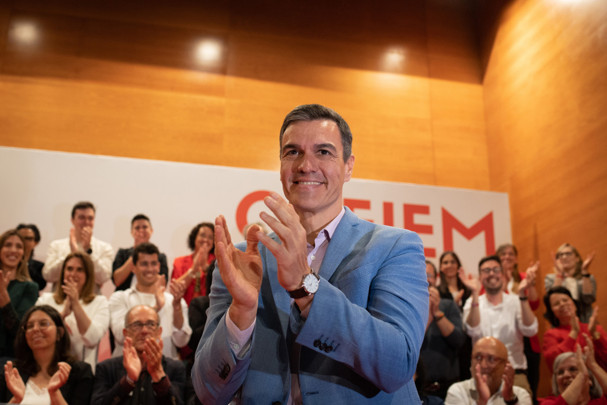 El secretario general del PSOE y presidente del Gobierno, Pedro Sánchez, aplaude a su llegada al acto de final de campaña electoral del PSC, en el Palau de Congressos, a 26 de mayo de 2023, en Tarra