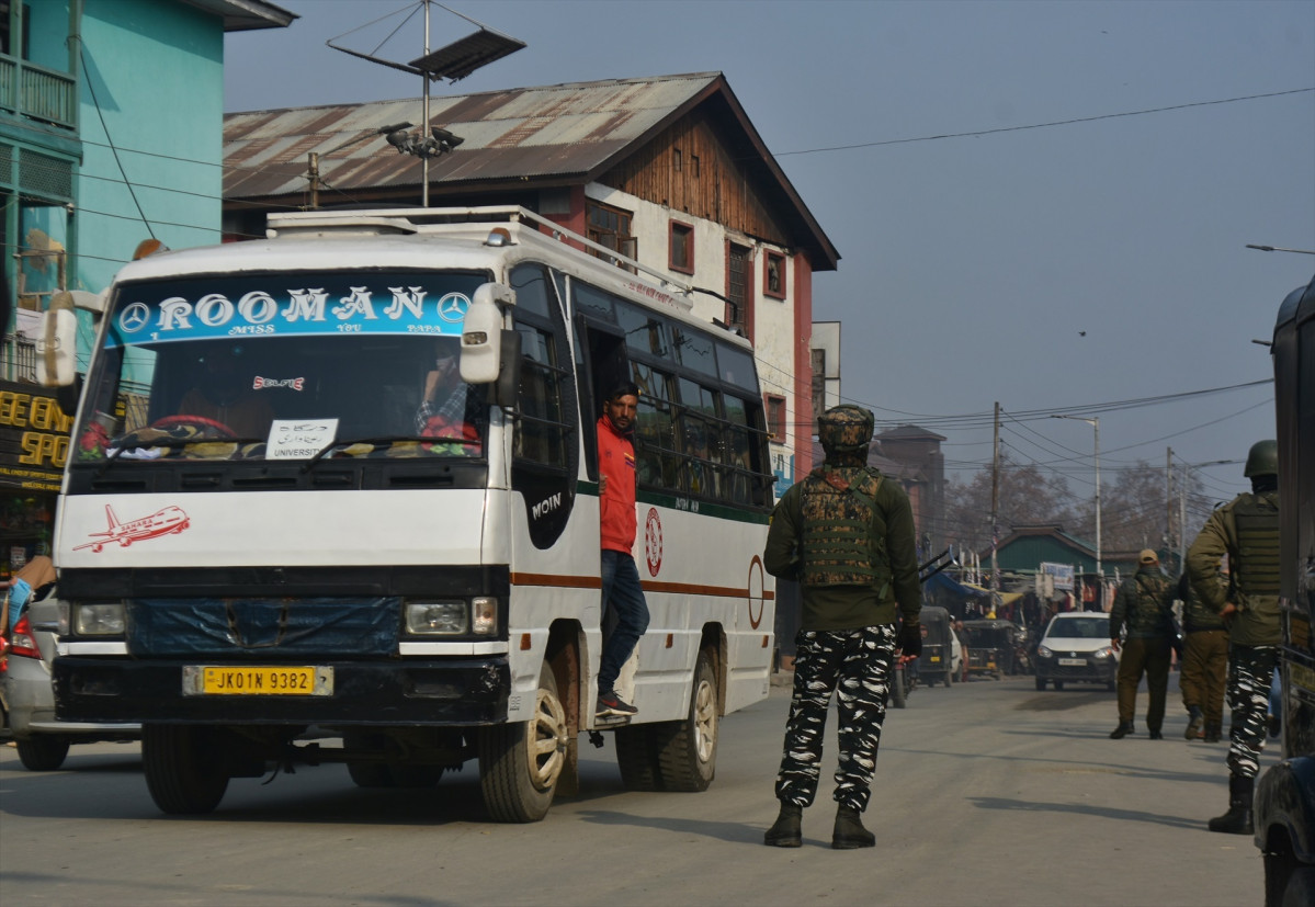 EuropaPress 5235295 soldado india junto autobus ciudad srinagar cachemira