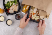 Cerrar manos sosteniendo paquete alimentos