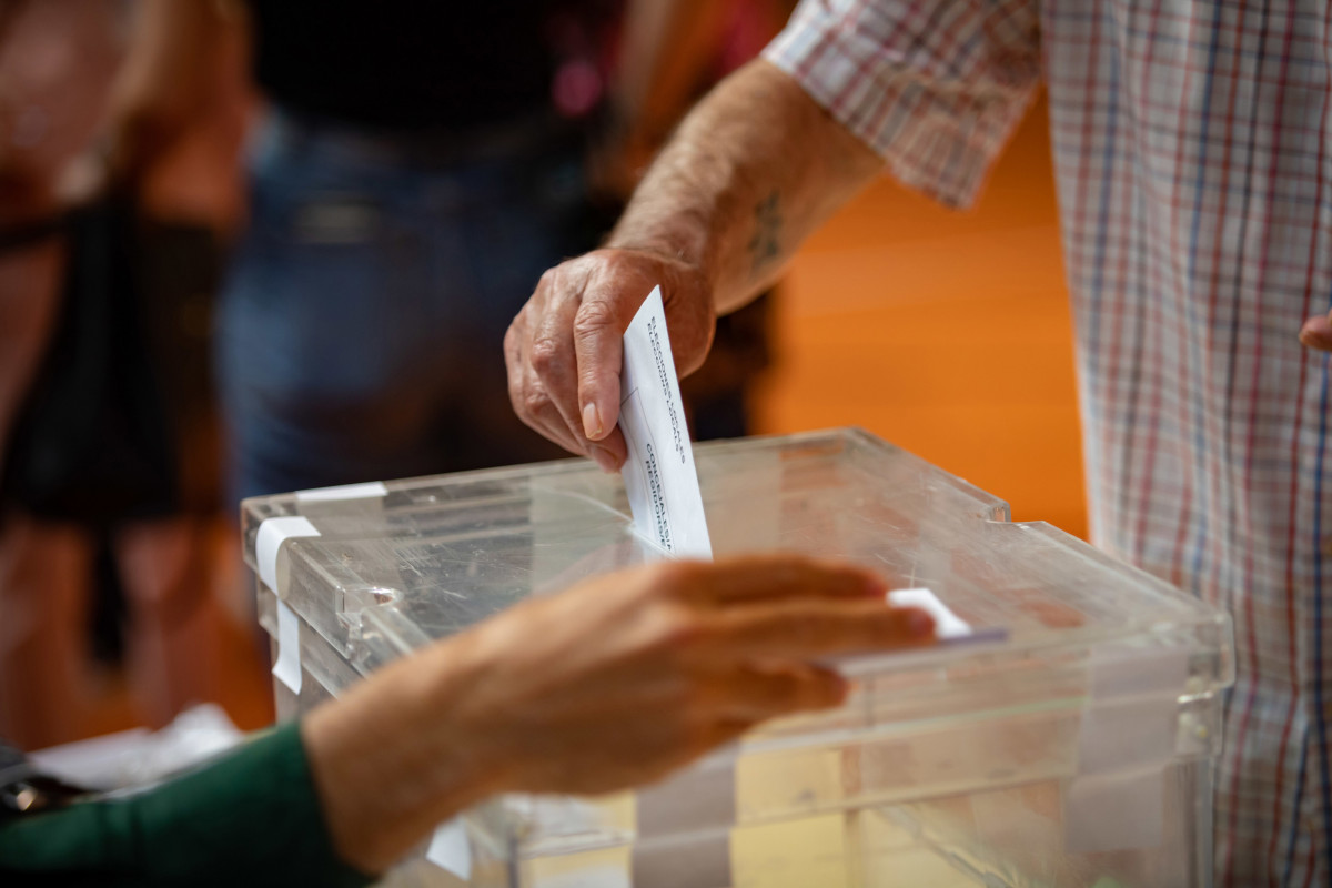 Imagen de archivo - Una persona ejerce su derecho al voto en la Escola Grèvol, a 28 de mayo de 2023, en Barcelona, Cataluña (España).