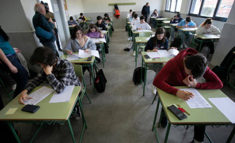 El bachillerato en Catalunya sigue reduciendo sus horas de ciencias: los docentes responden
