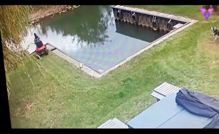VÍDEO: Una mujer cae al agua con su cortacésped tras confundir la marcha adelante con la marcha atrás