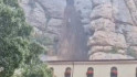 VÍDEO: Una cascada con piedras y ramas arrasa Montserrat y obliga a evacuar un hotel