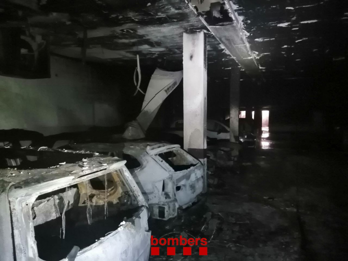 Evacuadas 18 personas por un incendio ya extinguido en un aparcamiento en Valls (Tarragona)