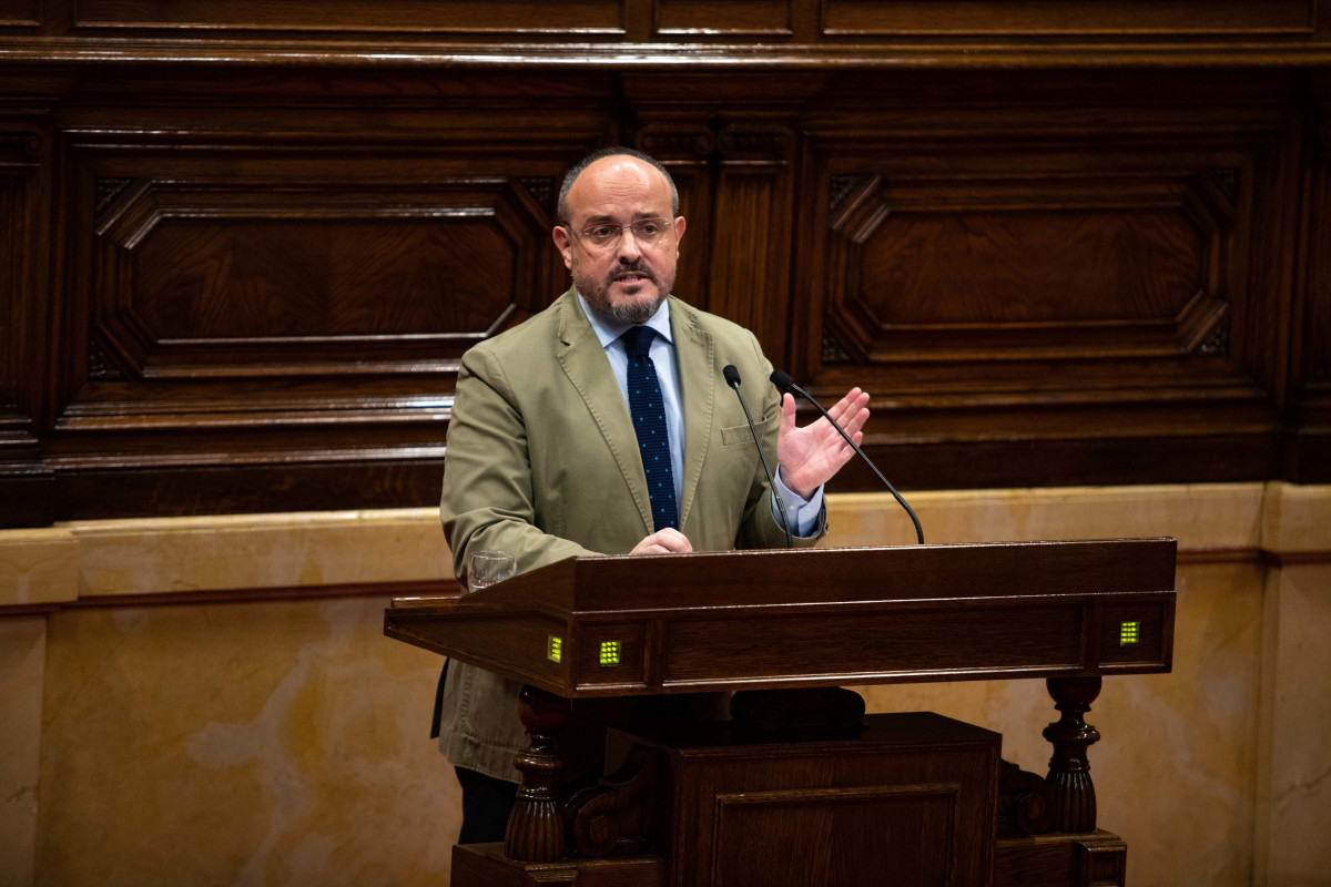 Archivo - El presidente del PP en Cataluña, Alejandro Fernández, interviene durante una sesión plenaria del debate final de los Presupuestos de la Generalitat 2023, en el Parlament, a 10 de marzo d