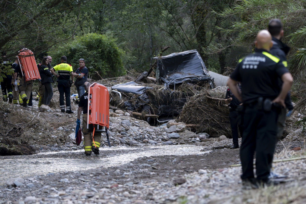 EuropaPress 5271891 varios bombers agentes policia trabajan coche riera seca zona can font 14