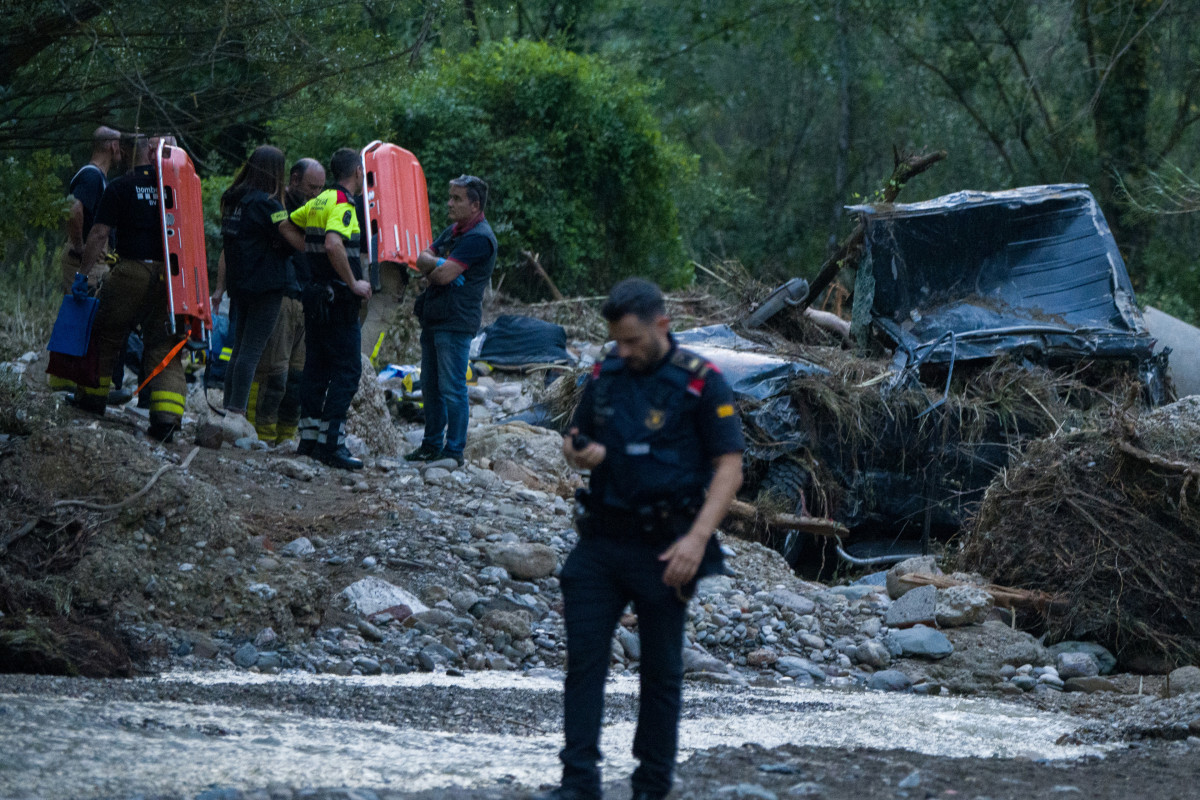 Varios Bombers y agentes de la Policía trabajan en una riera seca en la zona de Can Font, a 14 de junio de 2023, en Ullastrell, Barcelona, Catalunya (España). Los Bombers de la Generalitat han encon