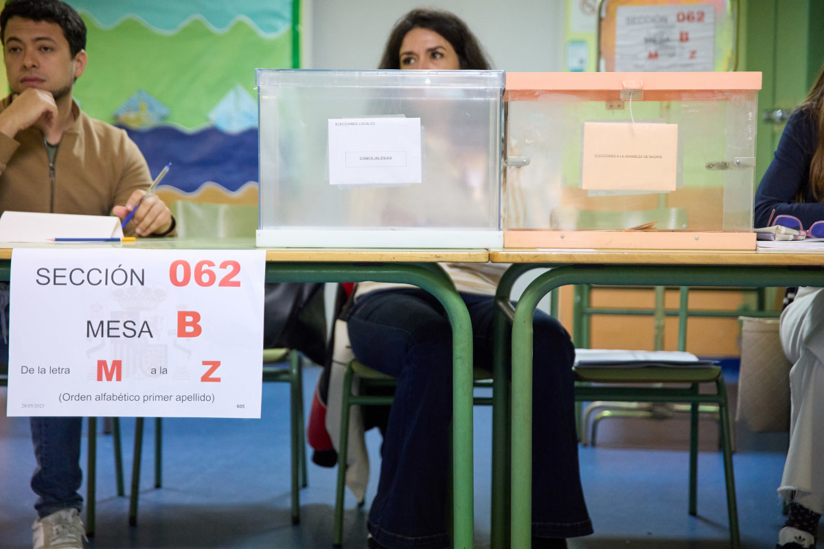 Urnas preparadas en un colegio electoral, a 28 de mayo de 2023, en Madrid (Espa&ntilde;a).