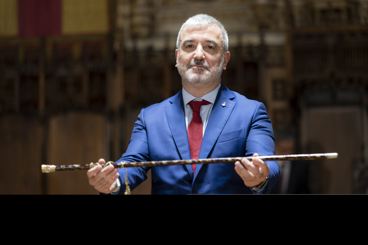 El nuevo alcalde de Barcelona, Jaume Collboni, muestra su vara de alcalde tras ser proclamado en el cargo durante el pleno de constituci&oacute;n del nuevo consistorio, en el Ayuntamiento de Barcelona (Catalu&ntilde;a, Espa&ntilde;a) el 17 de junio de 2023