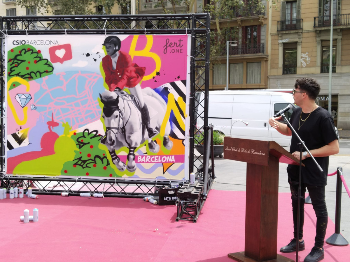 Noticias.Fert.One presentando su obra