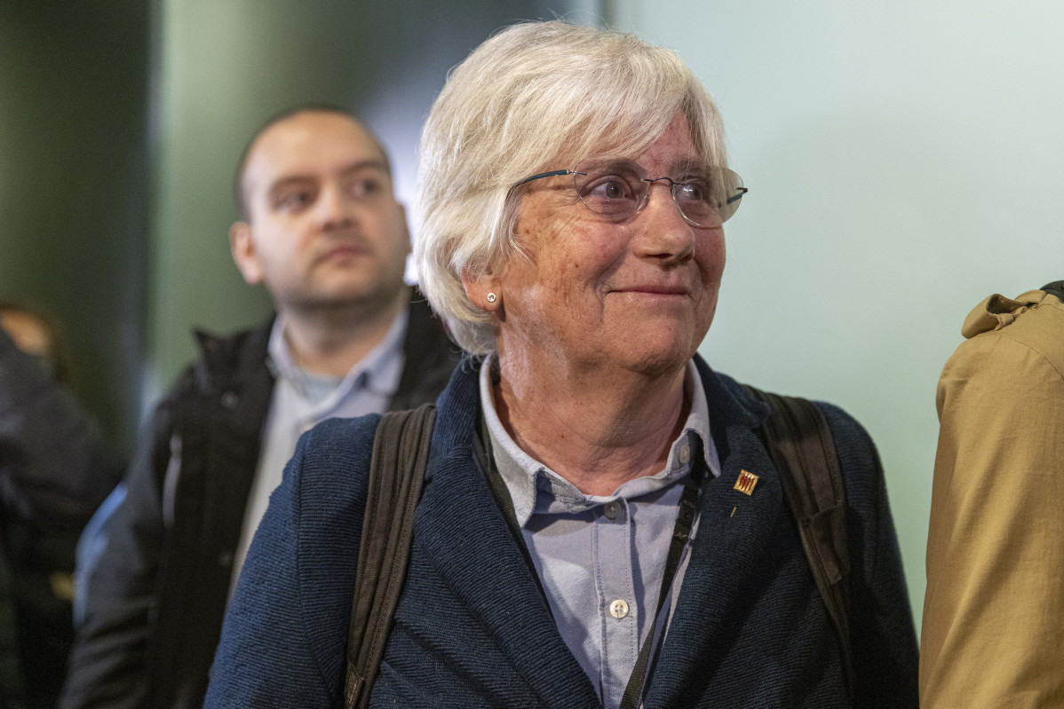 Archivo - La exconsellera de Educaci&oacute;n de la Generalitat Clara Ponsat&iacute; sale en libertad provisional de la Ciutat de la Just&iacute;cia, a 28 de marzo de 2023, en Barcelona, Catalu&ntilde;a (Espa&ntilde;a).  La exconsellera Clara Ponsat&iacute; ha salido en libertad provisional tras