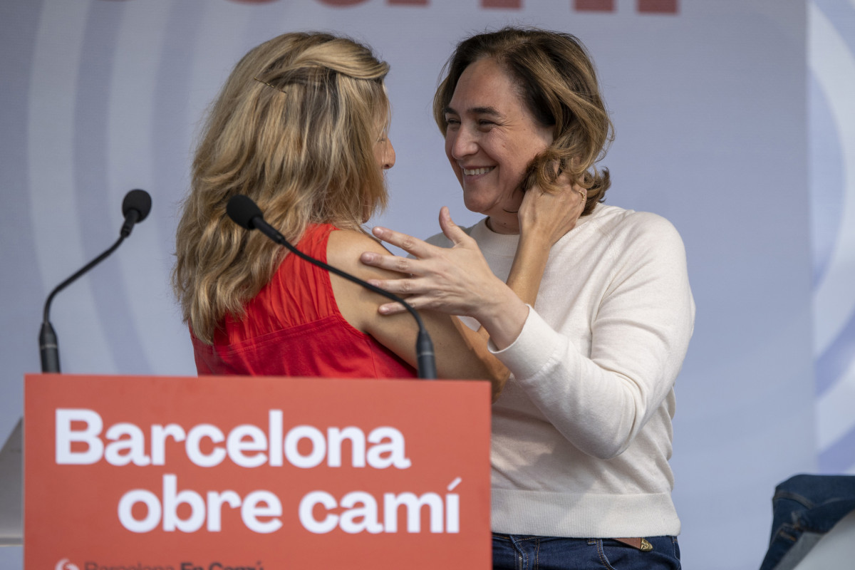 Archivo - La vicepresidenta segunda y ministra de Trabajo, Yolanda D&iacute;az, abraza a la alcaldesa de Barcelona y candidata de BCom&uacute; a la reelecci&oacute;n, Ada Colau, en un mitin en el Mirador del Carmel, a 