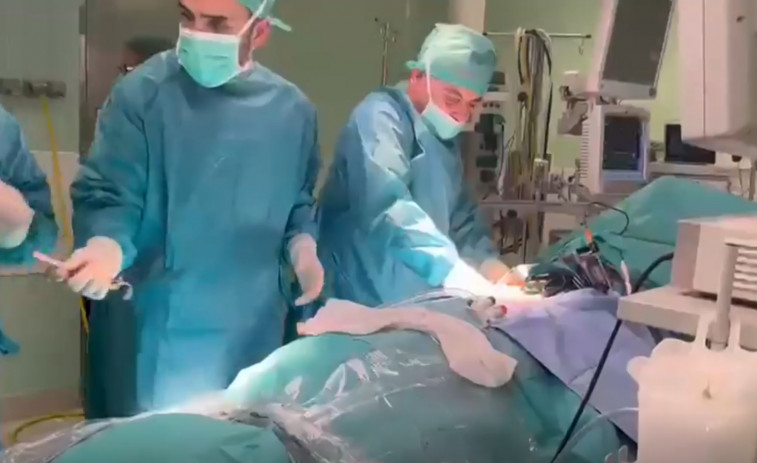 Cada vez más hombres recurren a la cirugía estética en Catalunya y las mujeres bucan la naturalidad