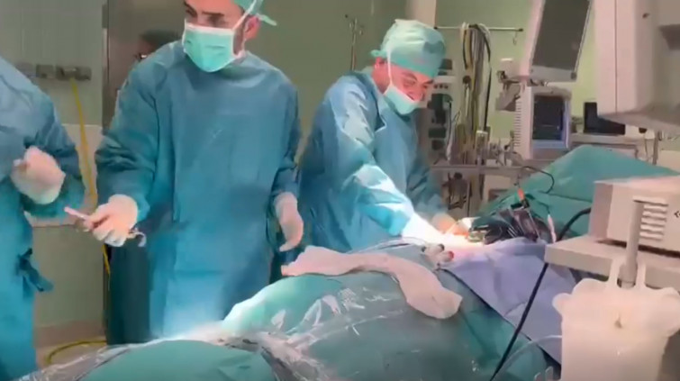 Cada vez más hombres recurren a la cirugía estética en Catalunya y las mujeres bucan la naturalidad
