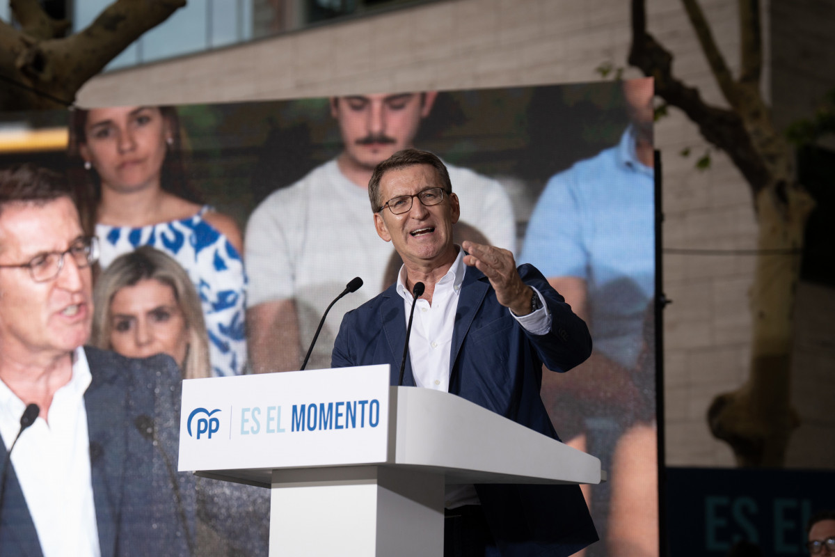El presidente del Partido Popular y candidato a la Presidencia del Gobierno, Alberto Núñez Feijóo, en el acto de inicio de la campaña, junto al Ayuntamiento, a 6 de julio de 2023, en Castelldefels