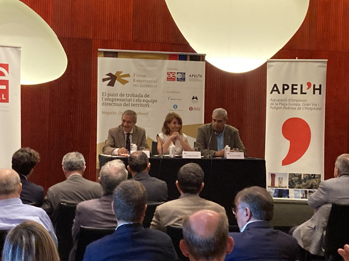 La ministra de Transportes, Movilidad y Agenda Urbana, Raquel Sánchez, junto al presidente de la Aeball, Santiago Ballesté, y el primer teniente de alcalde del Ayuntamiento de L'Hospitalet de Llobre