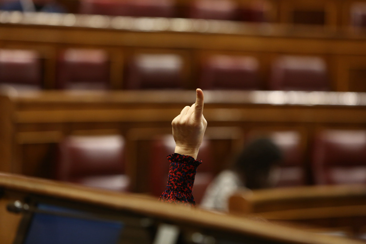 Archivo - Una mujer levanta la mano durante una sesión plenaria en el Congreso de los Diputados, en Madrid (España), a 16 de febrero de 2021. Esquerra Republicana (ERC) reclama este martes al Gobier
