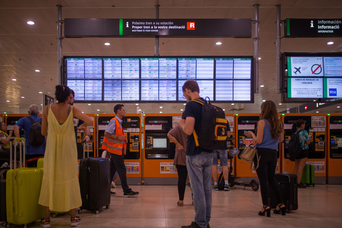 Archivo - Viajeros en el interior de la estación de Sants, a 9 de septiembre de 2022, en Barcelona, Catalunya (España).