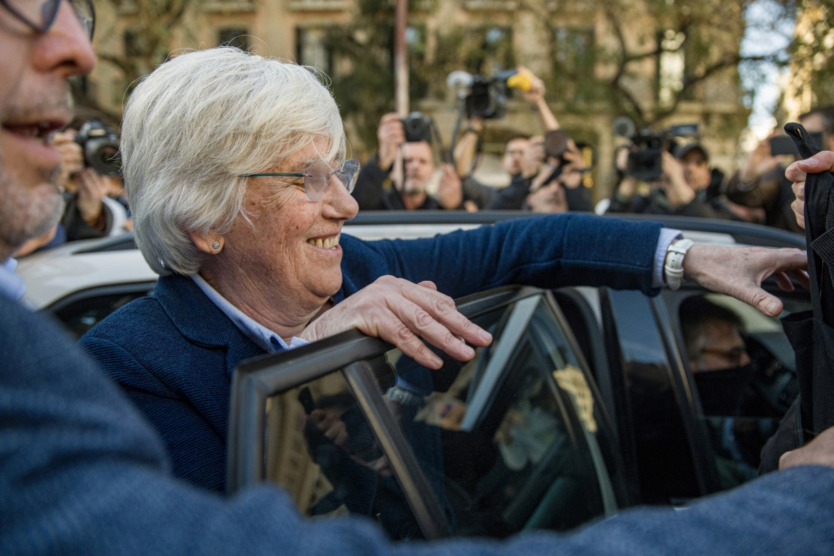 Archivo - La exconsellera de Educación de la Generalitat Clara Ponsatí es detenida a su salida de la rueda de prensa que ha dado tras cruzar la frontera en la plaza Catalunya de Barcelona, a 28 de m