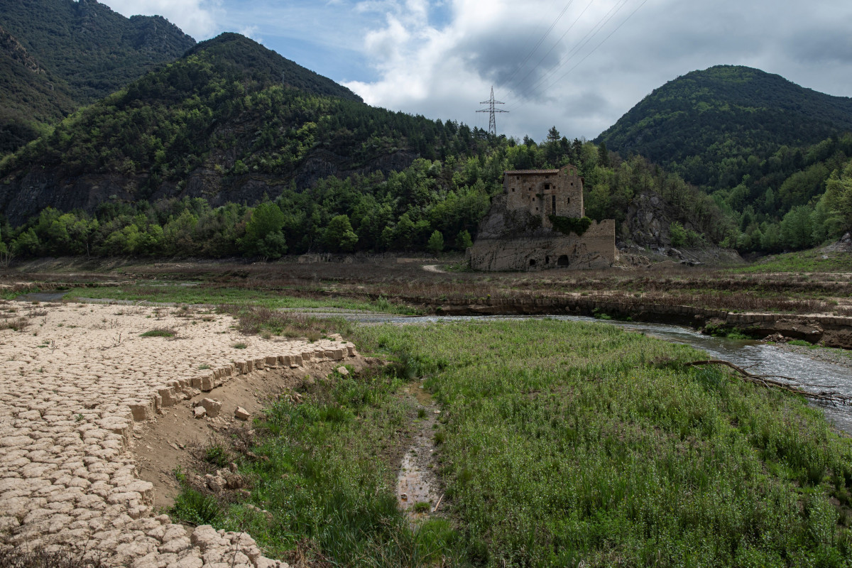 Archivo - Zona seca en el pantano de la Baells en abril