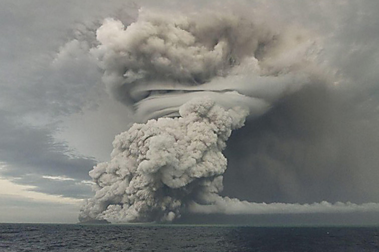 VIDEO: el volcán Lewotobi Laki-Laki en Indonesia entra en erupción y lanza una columna de ceniza de 18 kilómetros