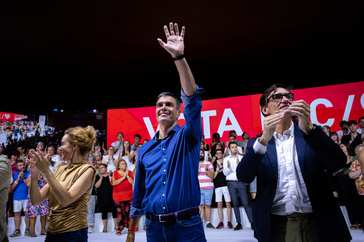 El presidente del Gobierno de Espa&ntilde;a y secretario general del PSOE, Pedro S&aacute;nchez (c), interviene en un mitin electoral, en el Palacio de Congresos, a 16 de julio de 2023, en Barcelona, Catalunya (Espa&ntilde;a).