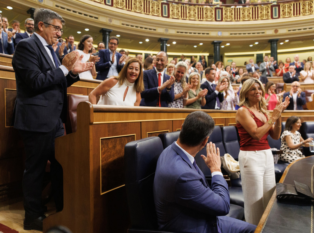 (El portavoz del PSOE en el Congreso, Patxi L&oacute;pez, la diputada socialista y expresidenta de Baleares, Francina Armengol  en el hemicilo