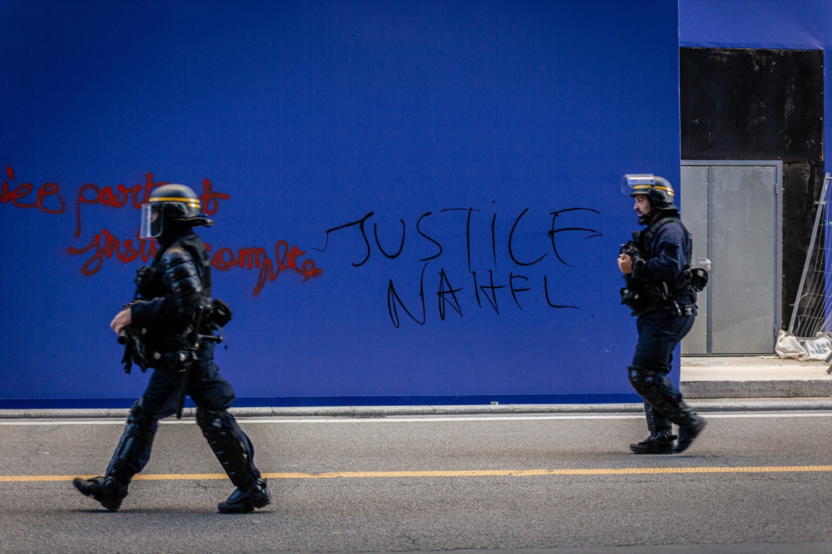 EuropaPress 5308121 policias antidisturbios frente pintada pidiendo justicia nahel paris
