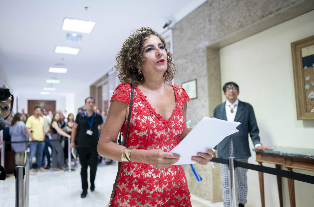 La ministra de Hacienda y Función Pública en funciones, María Jesús Montero, a su llegada a presentar sus credenciales al Congreso, a 16 de agosto de 2023, en Madrid (España).