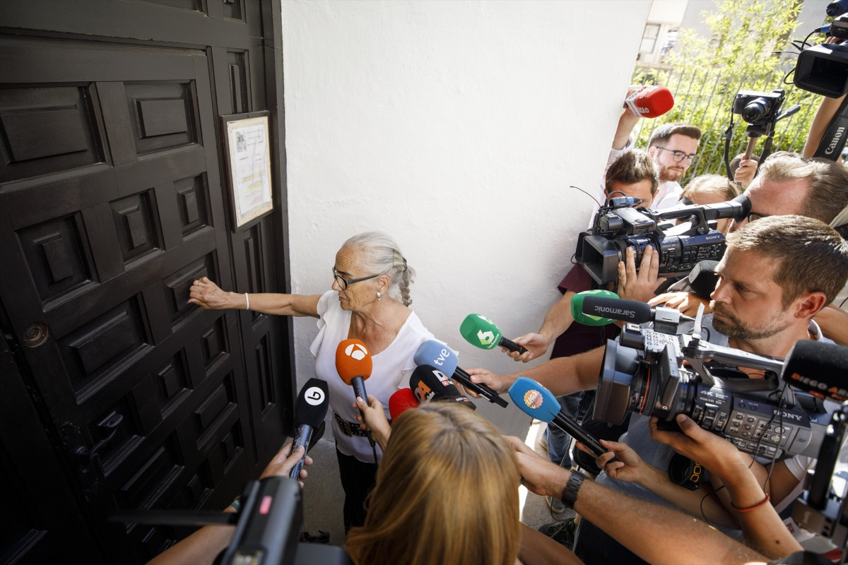 EuropaPress 5405110 vecinos motril acuden apoyar madre luis rubiales quien sigue encerrada