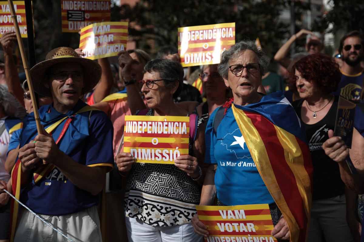 Varias personas participan en una manifestación convocada por la ACN con motivo de la Diada 2023, a 11 de septiembre de 2023, en Barcelona, Catalunya (España).  Bajo el lema 'Via fora' --un grito de