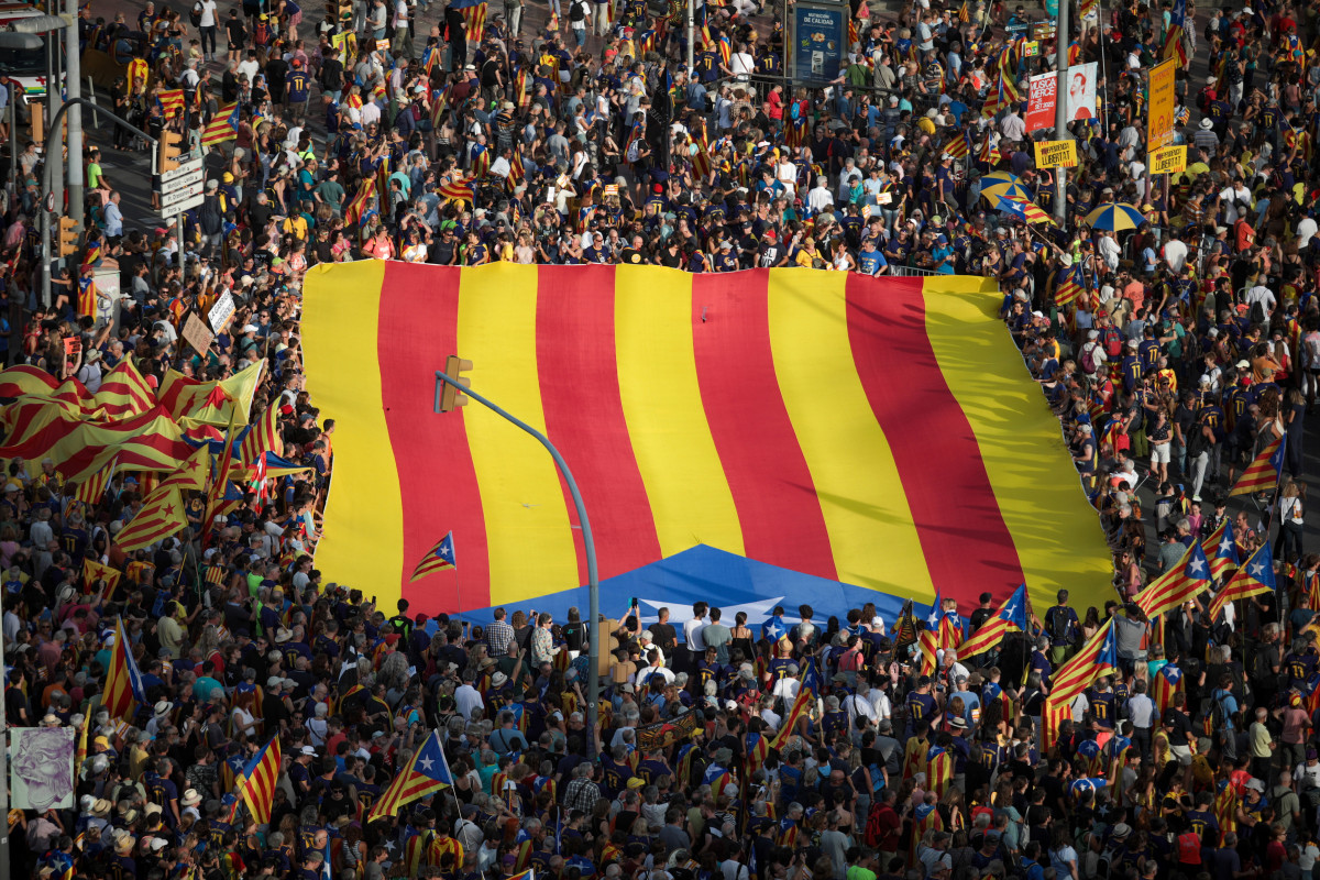 Una bandera gigante de la estelada durante una manifestaci&oacute;n convocada por la ACN con motivo de la Diada 2023, a 11 de septiembre de 2023, en Barcelona, Catalunya (Espa&ntilde;a).  Bajo el lema 'Via fora' --un grito de alarma en la Catalunya medieval-- la manife