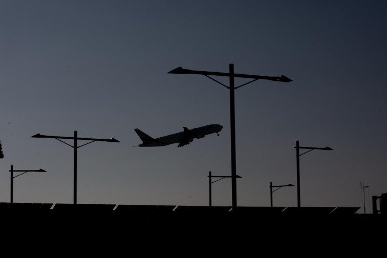 Muere un pasajero en pleno vuelo: litros de sangre brotaron de su boca y nariz