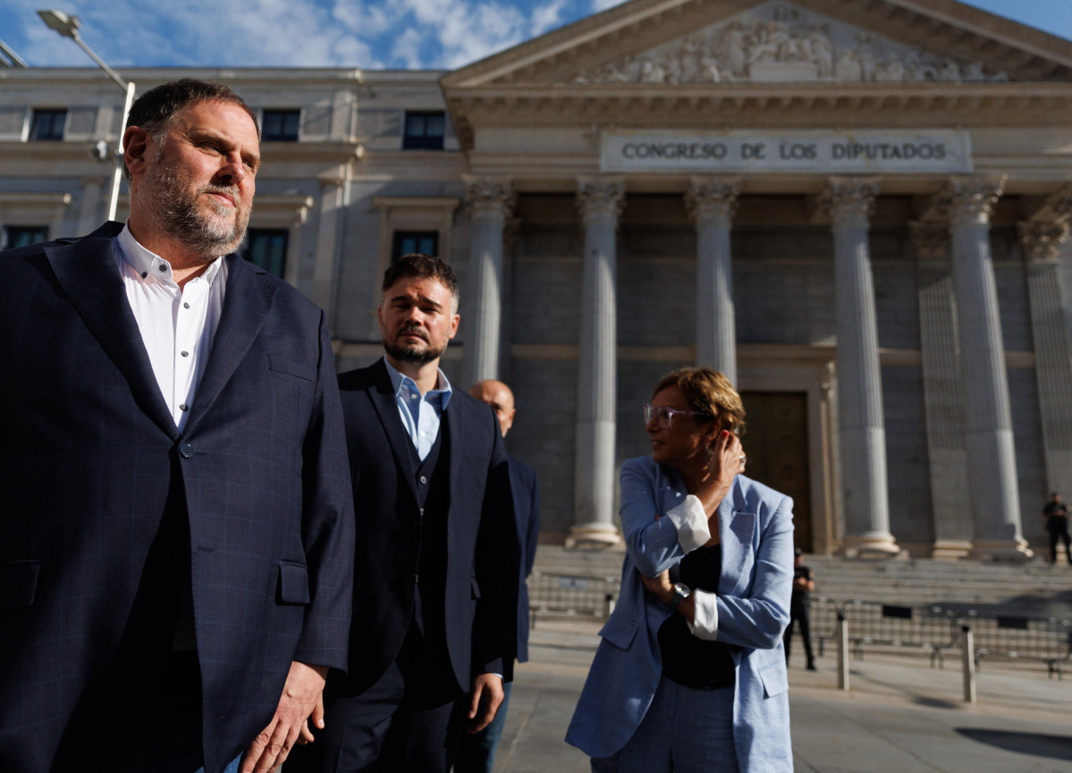 El líder de ERC, Oriol Junqueras (i) y el portavoz de ERC en el Congreso, Gabriel Rufián (c), llegan al Congreso de los Diputados
