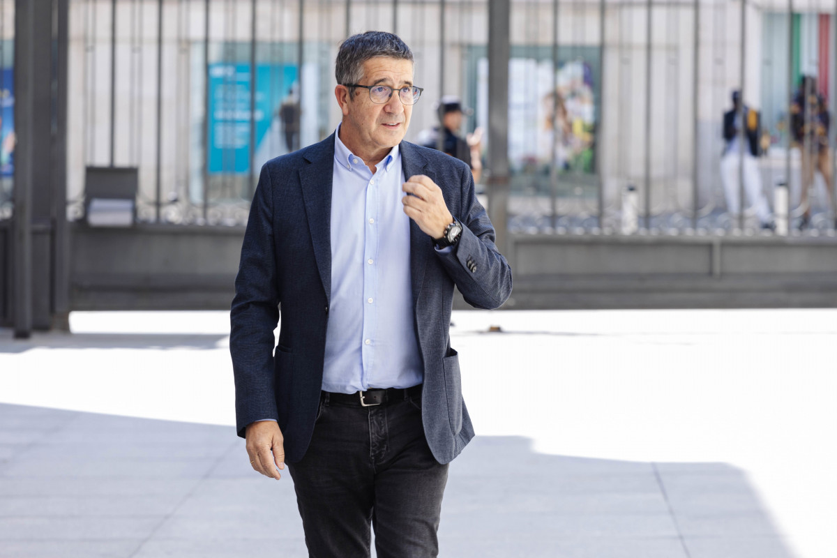 El portavoz del PSOE en el Congreso, Patxi López, antes de ofrecer declaraciones a los medios, en el patio del Congreso de los Diputados, a 13 de septiembre de 2023, en Madrid (España).