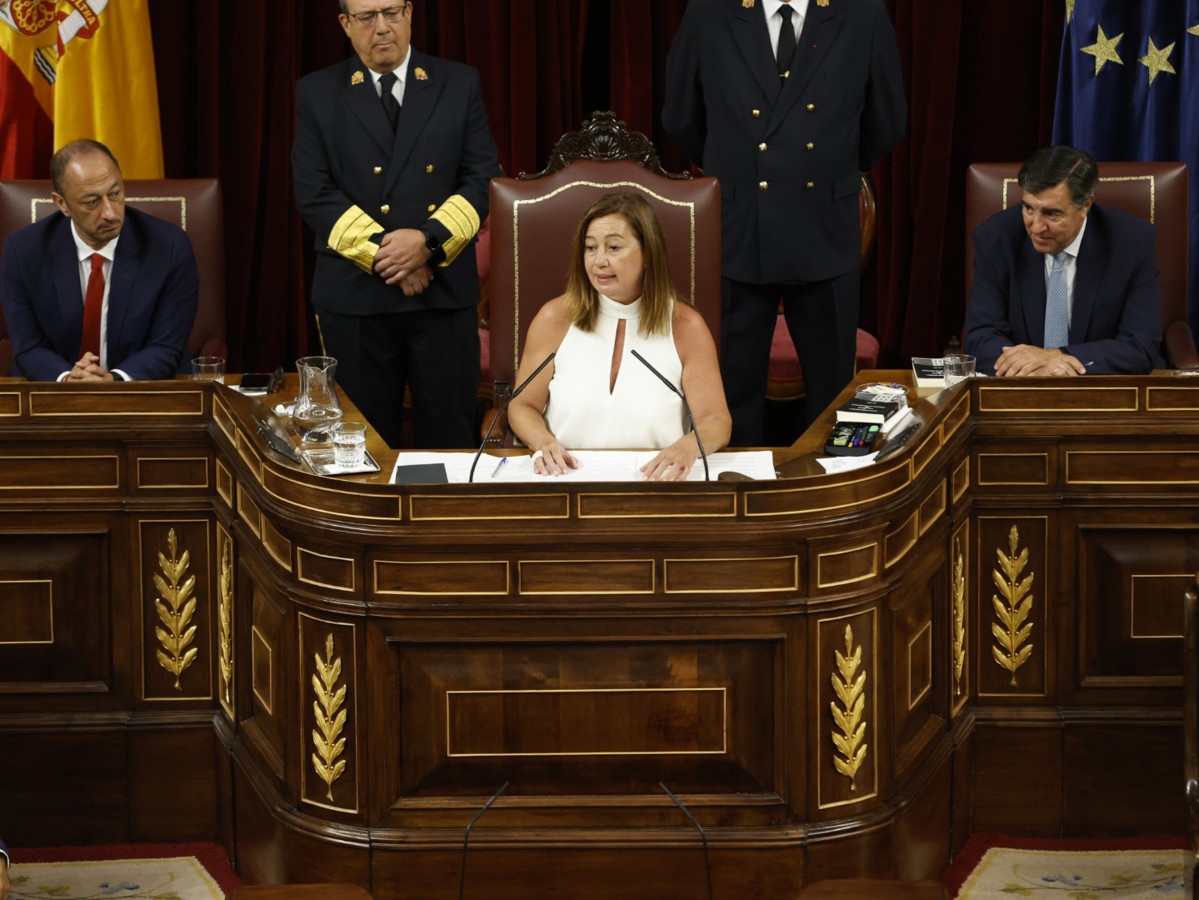 Francina Armengol, presidenta del Congreso, con sus vicepresidentes Alfonso Rodríguez Gómez de Celis (PSOE) y José Antonio Bermúdez de Castro (PP).