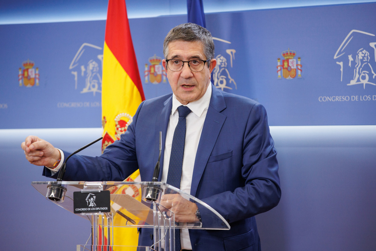 El portavoz del PSOE en el Congreso, Patxi López, comparece en una rueda de prensa tras la reunión entre el secretario general del PSOE y presidente del Gobierno en funciones, Pedro Sánchez, y el l