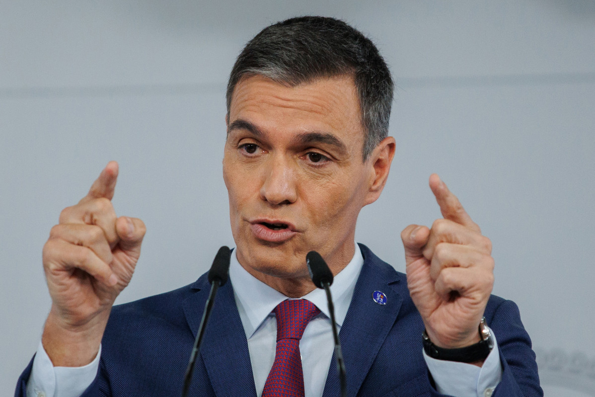 El presidente del Gobierno en funciones, Pedro Sánchez, ofrece una rueda de prensa tras reunirse con el Rey Felipe VI, en el Complejo de la Moncloa, a 3 de octubre de 2023, en Madrid (España). El se
