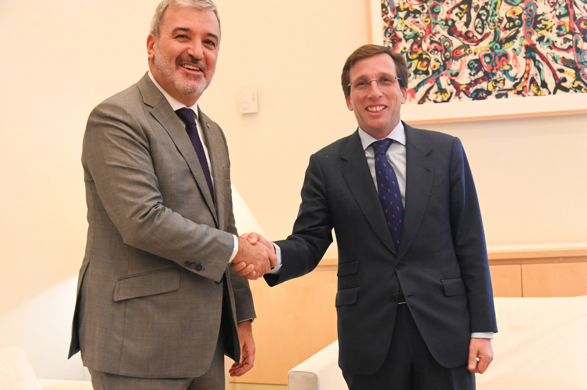 El alcalde de Barcelona, Jaume Collboni (i), es recibido por el alcalde de Madrid, José Luis Martínez-Almeida (d), para mantener un encuentro institucional, en el Palacio de Cibeles, a 17 de octubre