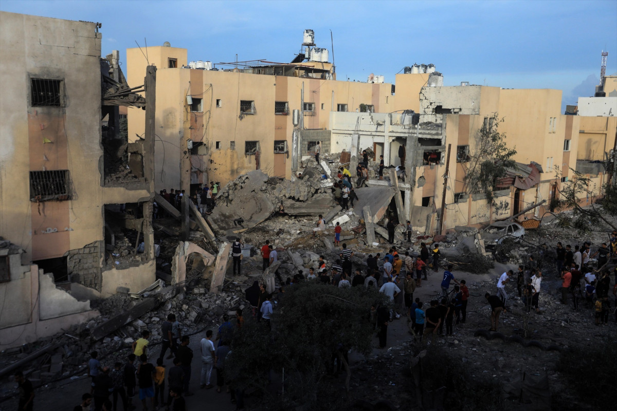 EuropaPress 5511694 gaza oct 17 2023    people gather on the rubble of destroyed buildings for