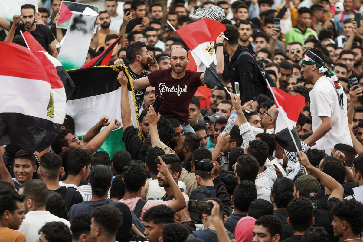 EuropaPress 5514322 18 october 2023 egypt giza demonstrators wave egyptian and palestinian