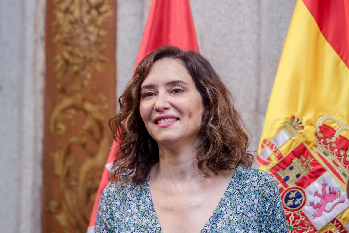 La presidenta de la Comunidad de Madrid, Isabel Díaz Ayuso, durante el acto de entrega de las Palomas de Bronce-Bomberos de Madrid, a 15 de agosto de 2023, en Madrid (España)