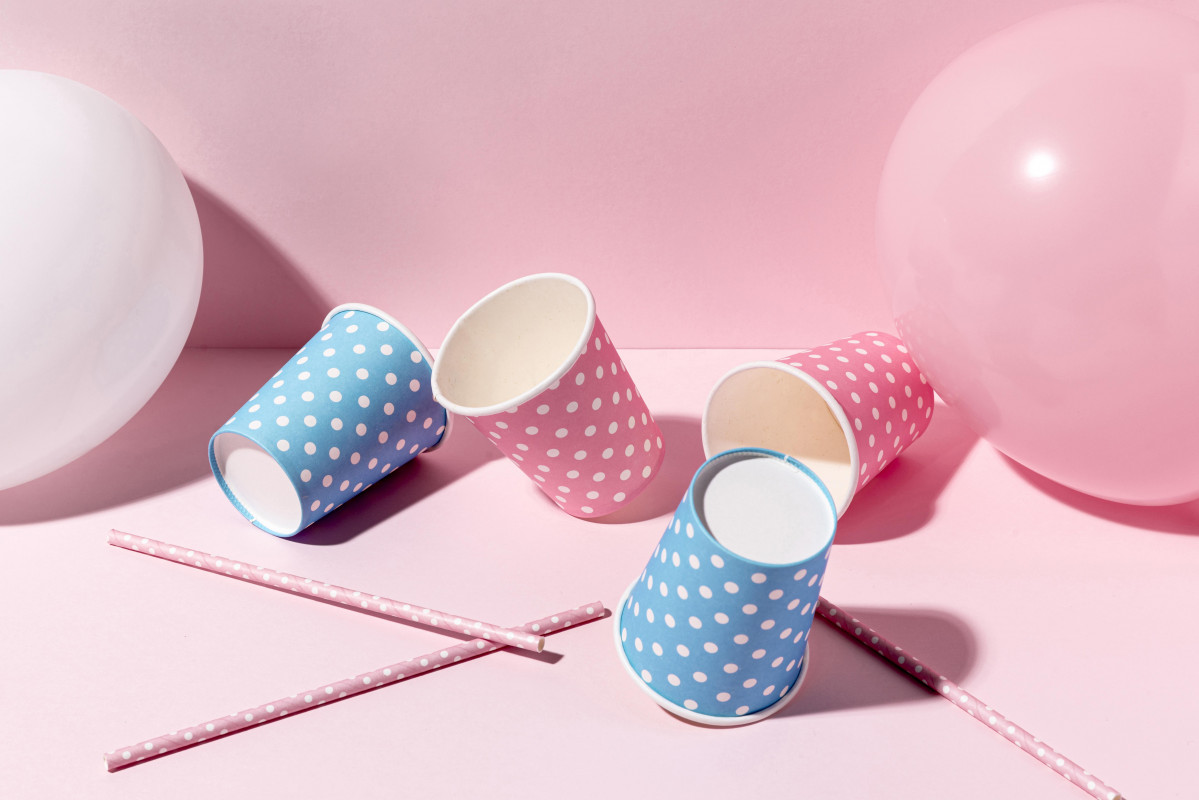 Close up decoraciones color rosa mesa