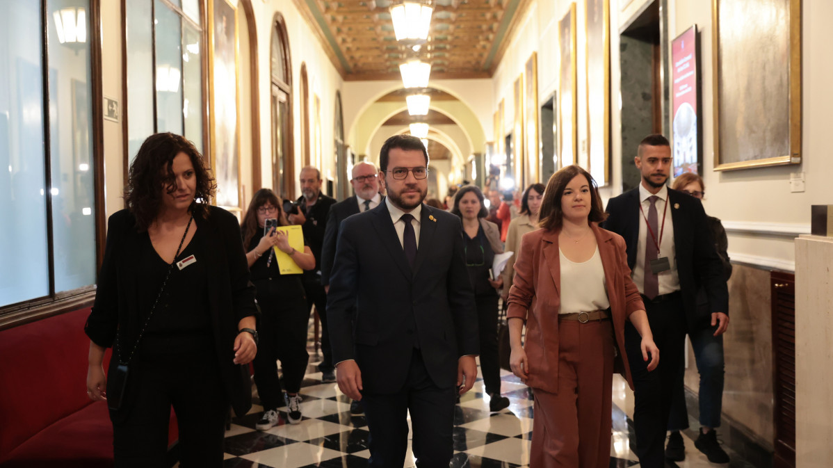 El presidente de la Generalitat de Catalu&ntilde;a, Pere Aragon&egrave;s (c) y la portavoz de ERC en la C&aacute;mara Alta, Sara Bailac (d), a su llegada a la Comisi&oacute;n General de las Comunidades Aut&oacute;nomas, en el Senado, a 19 de octubre de 2023, en Madrid (Espa&ntilde;a).