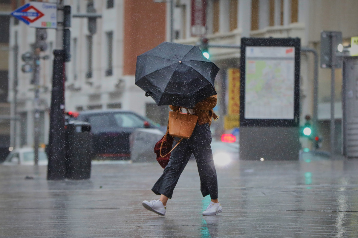 Archivo - Una persona camina por el centro de la capital en una jornada marcada por las lluvias y la bajada de temperaturas, en Madrid, (España), a 2 de octubre de 2020.
