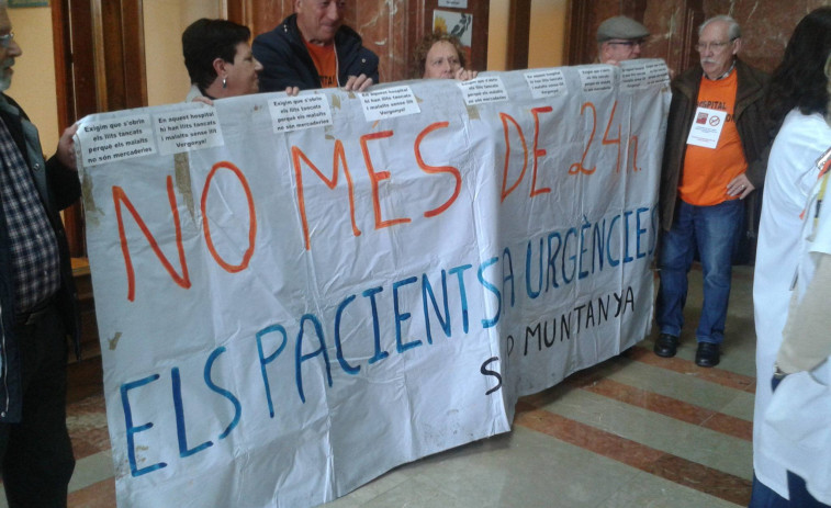Movilización por la apertura de la novena planta del Vall d'Hebron para descongestionar las urgencias